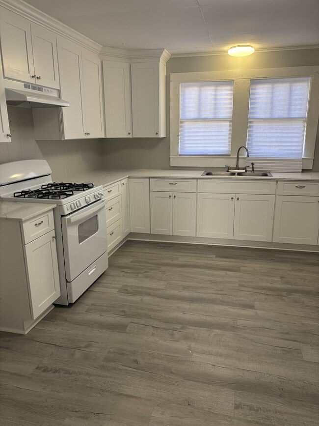 Building Photo - 801 N St Antoine St