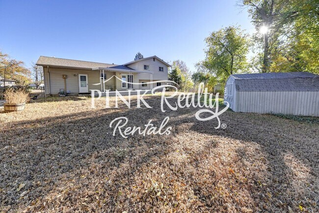 Building Photo - Nice 4 Bedroom Close to Peterson AFB and S...