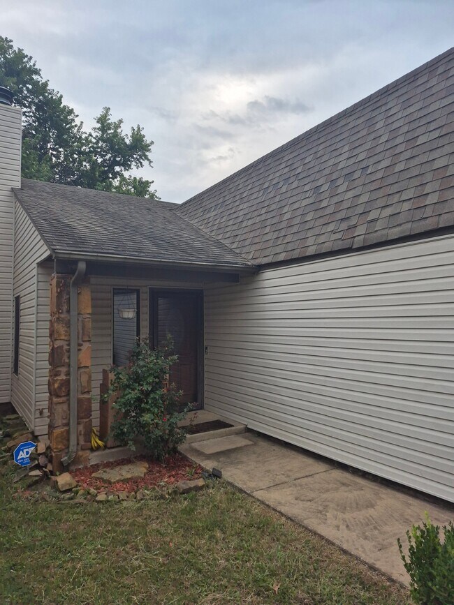 Building Photo - 1542 E 67th Pl