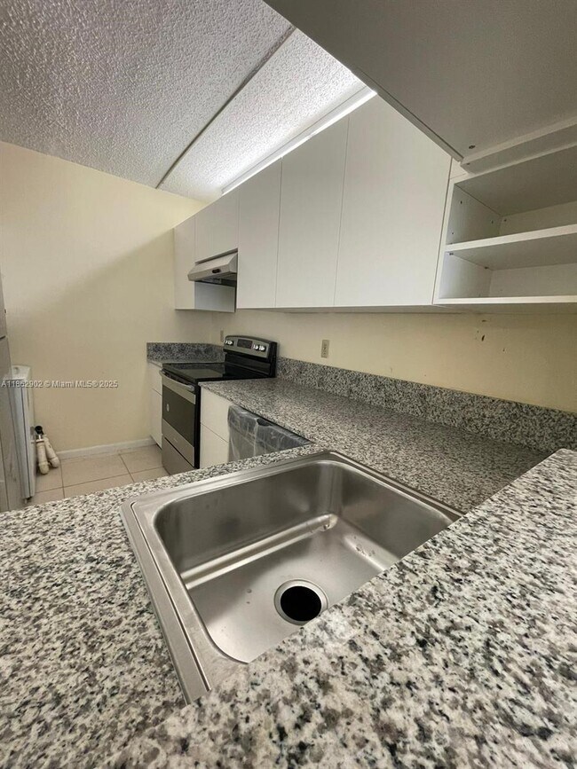 Building Photo - 820 Twin Lakes Dr