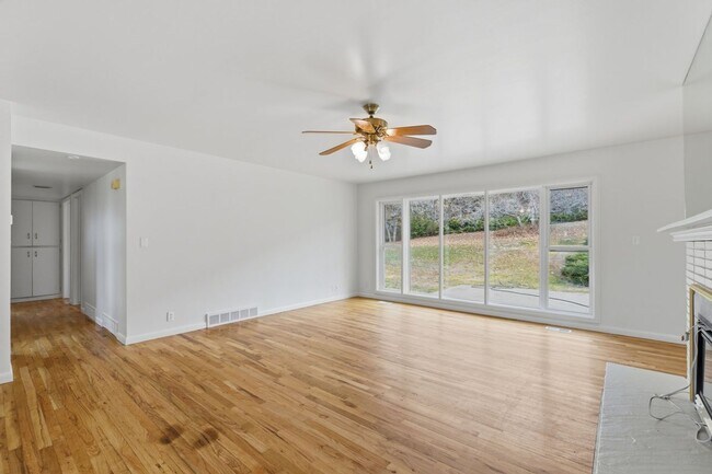 Building Photo - Spacious 3 Bed, 3 Bath Home Near Weber State