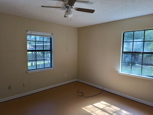 Building Photo - 3 Bedroom 2 Bath Home
