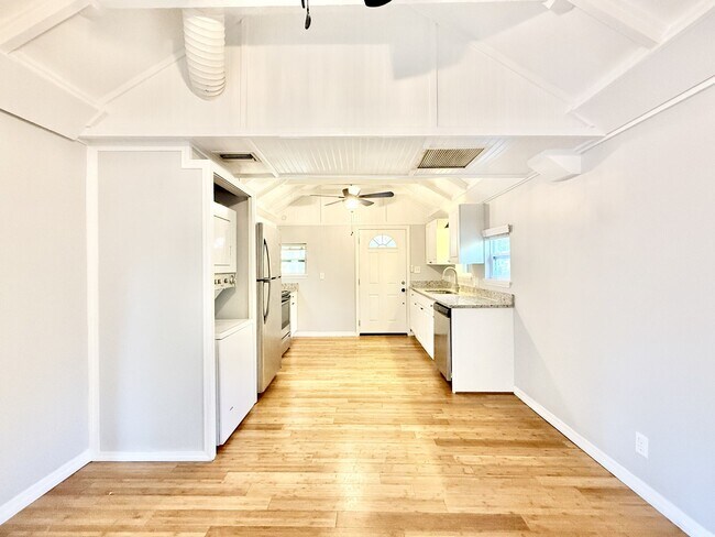 Building Photo - 713 Smith St