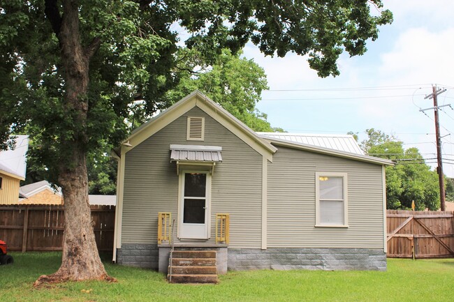 Building Photo - 704 E Academy St