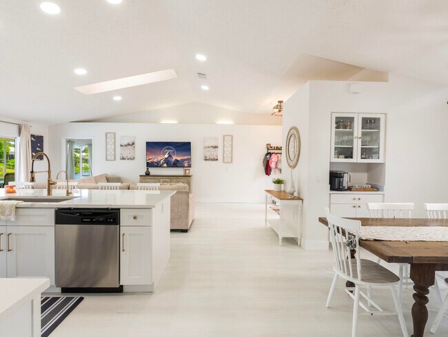 Building Photo - 1123 SW Oak Hollow Ct
