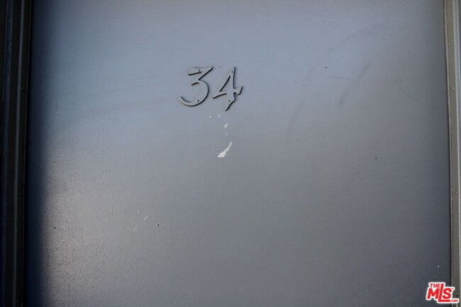 Building Photo - 115 N Oak St