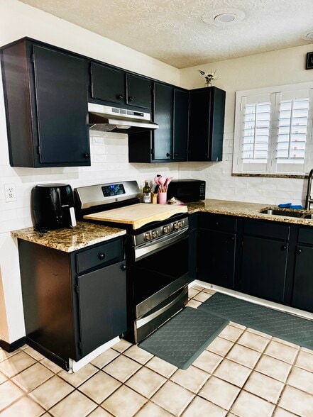 Kitchen - 1702 Grand Park Dr