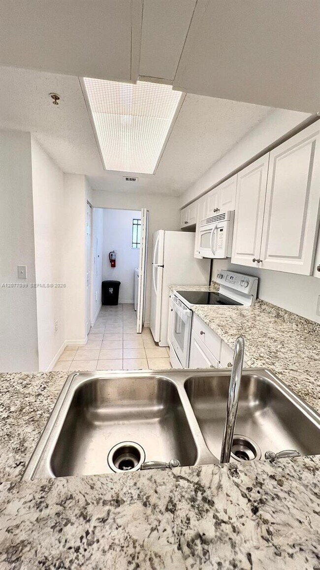Building Photo - 3021 Alcazar Pl