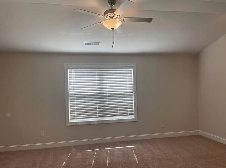 Building Photo - Room in Townhome on Thalweg Dr