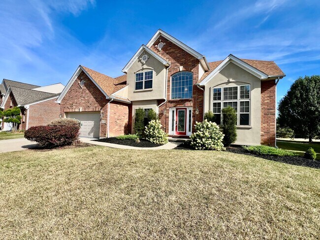 Building Photo - Large executive home in pool community Mas...