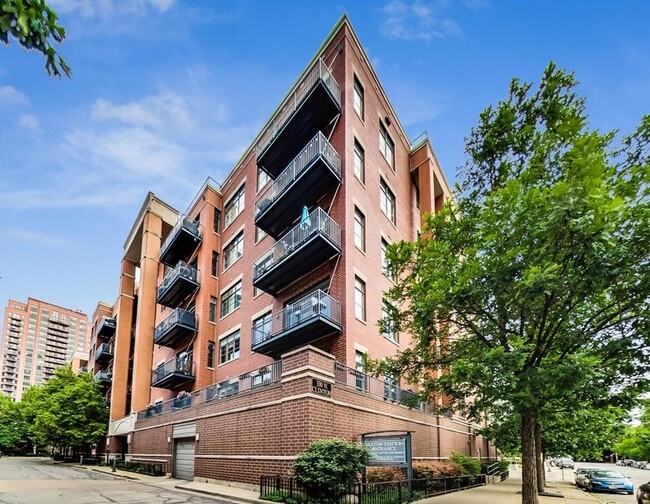Building Photo - 330 N Clinton St
