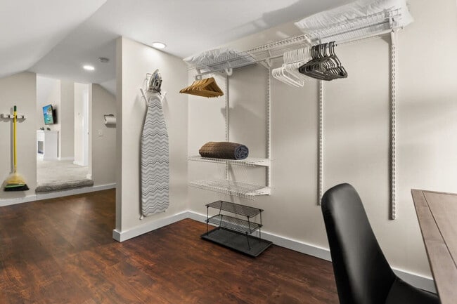 Building Photo - 29 Versailles Ave