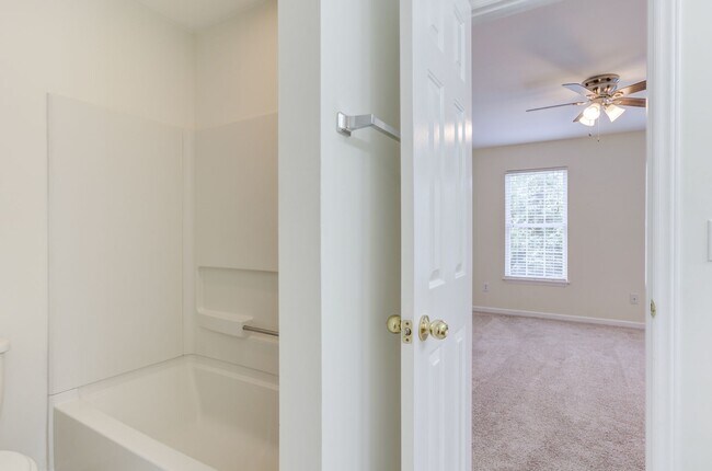 Building Photo - 3 Bedroom Townhouse in Wakefield with 1 Ca...