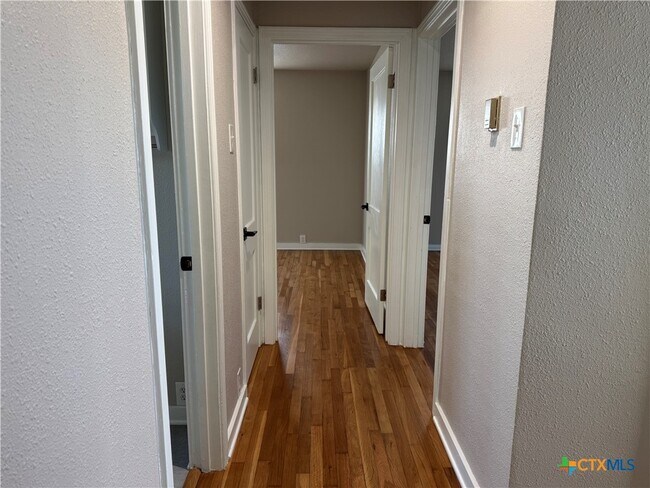 Building Photo - 1706 S 41st St