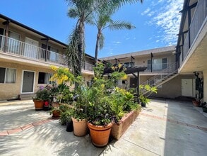 Building Photo - Welcome home! 2bd/2ba unit with parking. Master bedroom with en-suite bathroom!