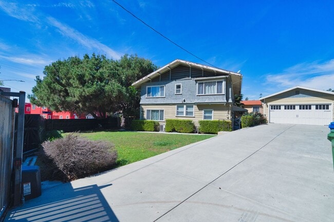 Building Photo - 6407 Dix St