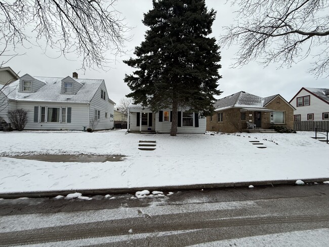 Building Photo - 1720 S 59th St