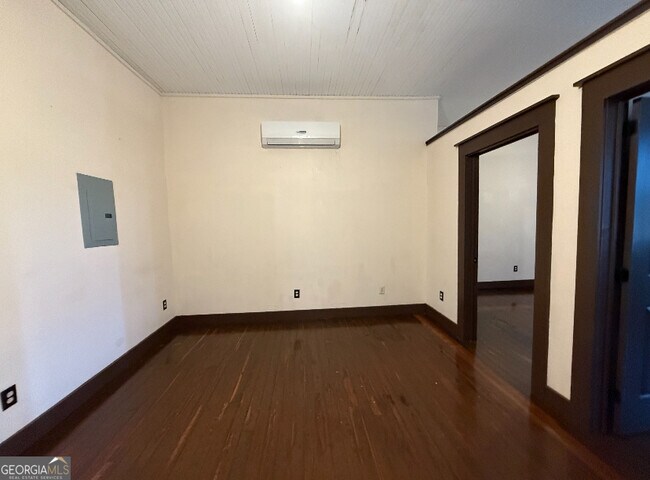 Building Photo - 359 Railroad St