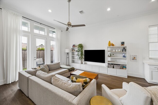 Building Photo - 3302 W 12th St