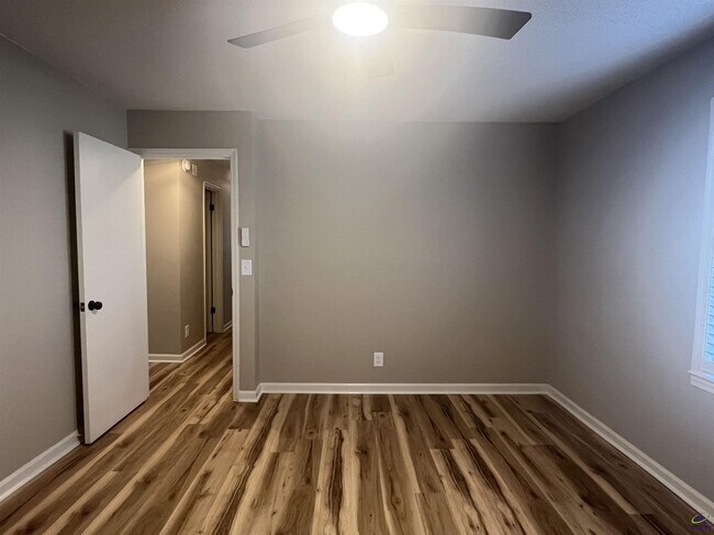 Building Photo - 221 Jefferson Cir