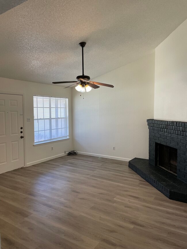 Living - 412 Greenlawn Blvd