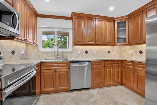 Building Photo - 7813 Kenway Pl W
