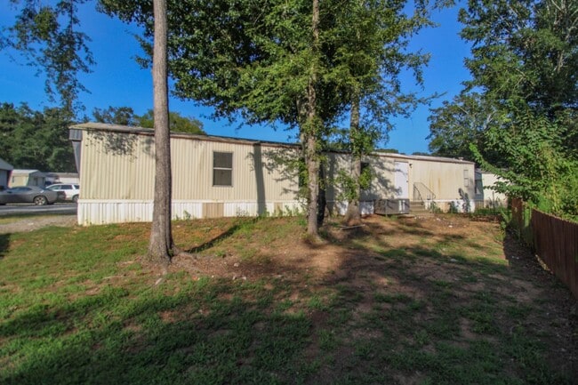 Building Photo - Experience peaceful country living!