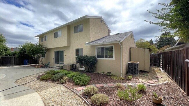 Building Photo - Nice 4 bedroom 2 bathroom home with sparkl...