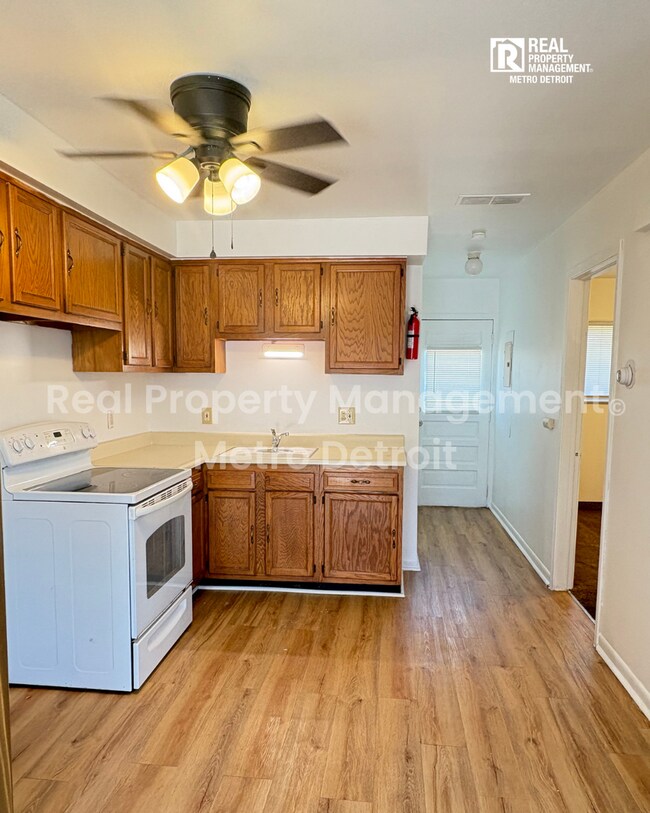 Building Photo - COZY 1-BEDROOM APARTMENT