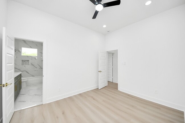 Building Photo - 8601 Amadwe St