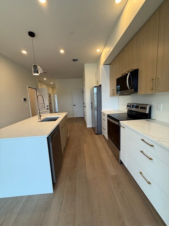 Building Photo - 546 Saratoga St