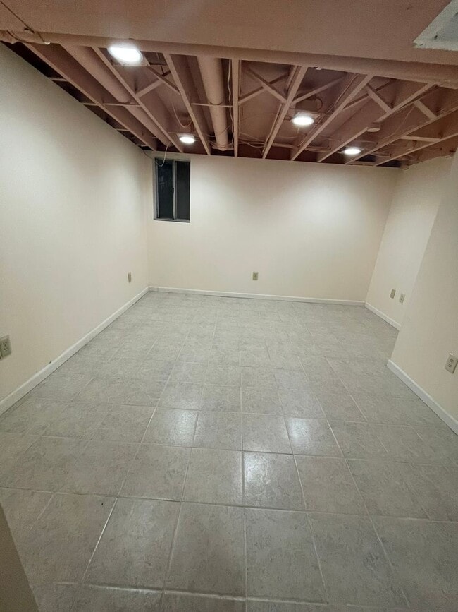 Building Photo - Updated End-Unit Condo in Earhart Village – Prime Location!