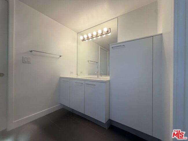 Building Photo - 901 Flower St