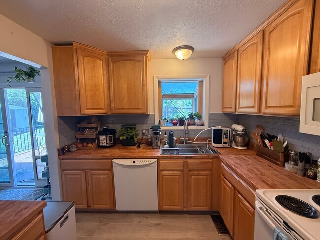 Building Photo - Comfortable Living in the Heart of Broomfield