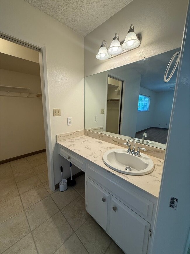 Building Photo - 3 bed 2 bath home available now!