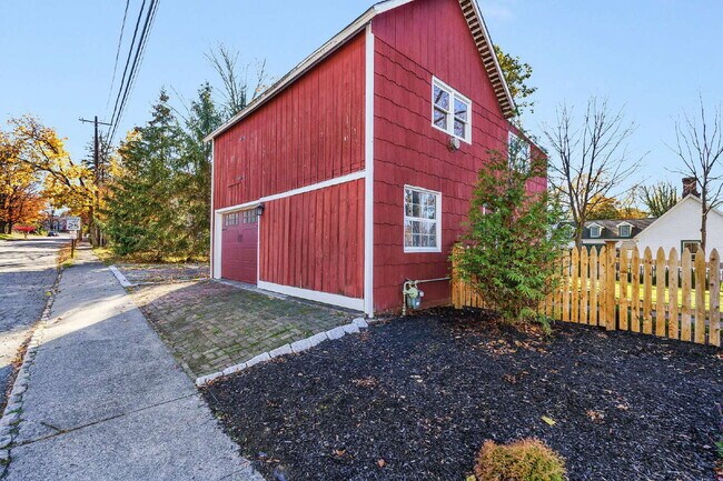 Building Photo - Historic Mendham Home