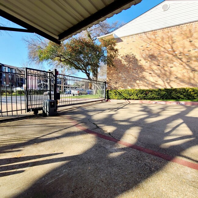 Building Photo - Spacious 2-Bedroom, 2-Bath Condo near SMU ...