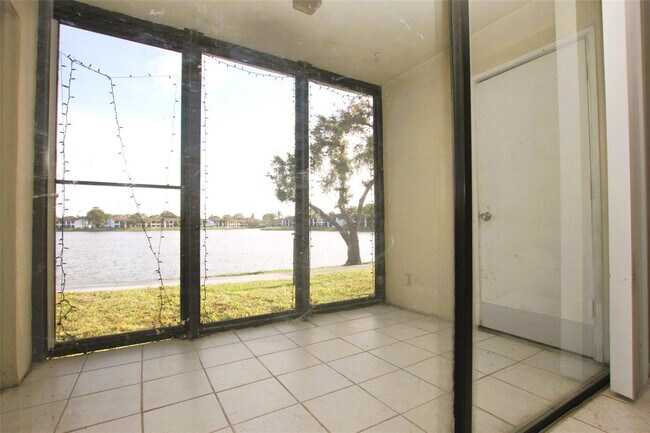 Building Photo - 217 Lake Pointe Dr