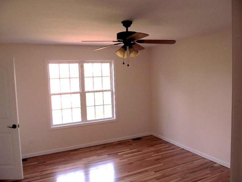 Building Photo - 1830 Lower Ridgewood Blvd