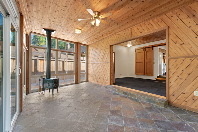 Building Photo - 10181 N Fairway Dr