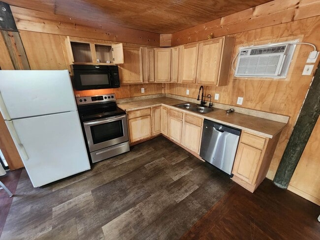 Building Photo - Beautiful 1Bedroom Bungalow next to Lake Hutchinson in Keystone Heights available May 8th