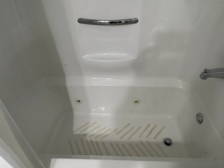 Jacuzzi tub in the bathroom - 360 W Washington Ave
