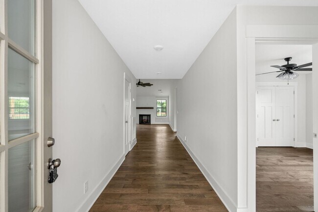 Building Photo - Modern Ranch Rental Near Rossview!