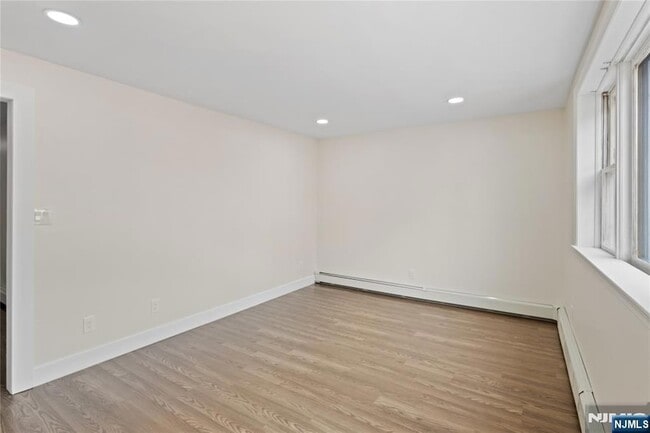 Building Photo - 86 Farnham Ave