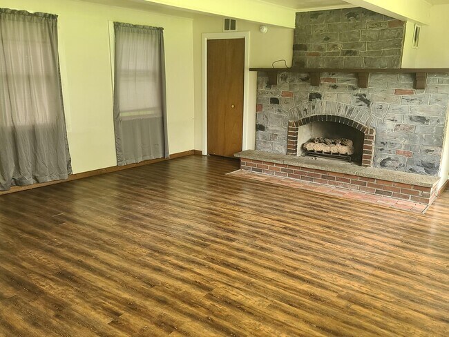 Building Photo - 1850 Hays Ln