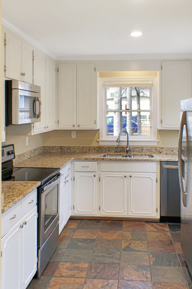 Building Photo - 4 Bedroom on 1 acre