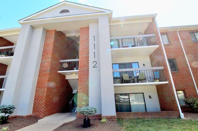 Building Photo - Stunning Fully Remodeled 3BR Condo at Madison Manor – Available This July!