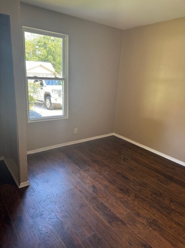 Building Photo - 1615 S Oak Ave