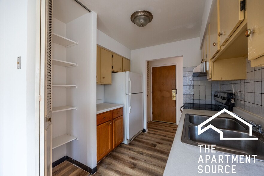 Building Photo - 6250 N Kenmore Ave