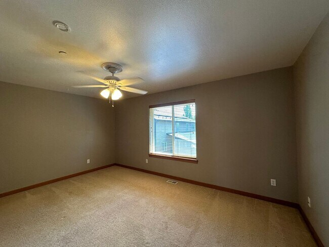 Building Photo - 1961 Nelson St